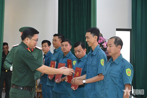 Bộ CHQS tỉnh Cà Mau trao quyết định gọi 184 cán bộ, sĩ quan dự bị vào phục vụ tại ngũ